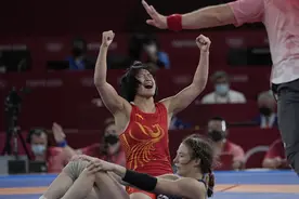 击败美国！孙亚楠逆风翻盘，挺进女子自由式摔跤决赛图片