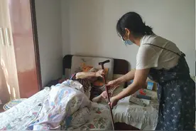 建设街道千城社区爱心人士向老人赠送拐杖按摩器图片