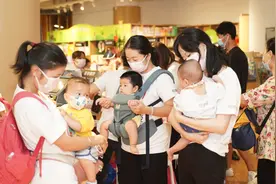 广州12位宝妈快闪“奶娃”，鼓励符合条件时坚持母乳喂养图片