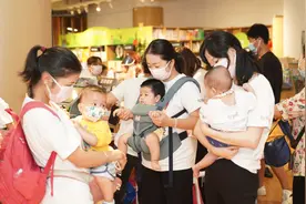 广州12位宝妈快闪“奶娃”，鼓励符合条件时坚持母乳喂养图片