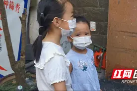 凤凰两姐妹在疫苗接种点排队一小时 只为看一眼多日没回家的警察父亲图片