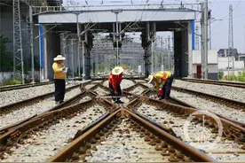他们头顶烈日在铁路轨道上巡检，每天弯腰检查400次图片