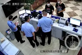 重庆有多魔幻？外地游客下车买饮料，一出超市迷了路图片