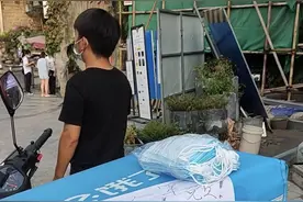 口罩不要钱免费自己拿？外卖小哥：是的图片