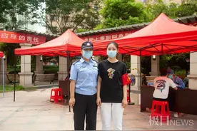 她们是母女也是战友：民警带上女儿一起抗击疫情图片
