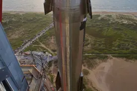 埃隆·马斯克展示完全堆叠的SpaceX星际飞船和超重型火箭图片