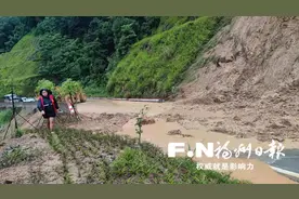 山路塌方 女干部徒步抢险图片