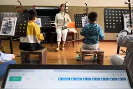 少年宫的教室外，家长们的12小时图片