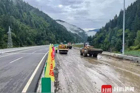 强降雨引发泥石流 四川汶马高速部分路段双向中断图片