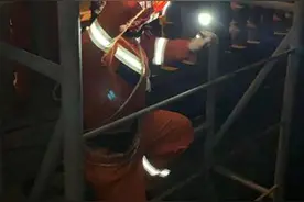 消防员“爬桥”救出被困者图片
