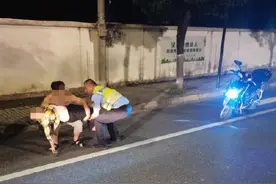 女子当街晕倒临安交警仅用5分钟送医图片