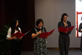 玫瑰书香，上海女编辑一大会址领读文献中的党史图片
