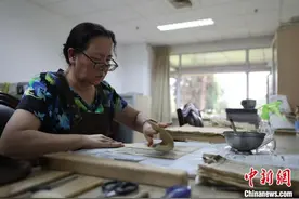 探访古籍修复师：用匠心“医治”古籍 在残卷中“复活”文明记忆图片