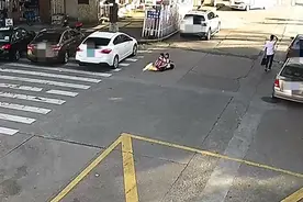 危险！大人不在家 两小女孩叠坐电动玩具车马路上逆行……图片