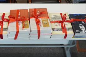 在党的初心之地，听“她力量”解读文献中的百年党史图片