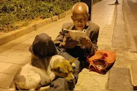 “美得像一幅画，”一翁一书一犬一世界，衣衫褴褛的白发老人在街边路灯下看书图片