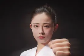 首战奥运就摘铜！22岁空手道美女龚莉明明可以靠颜值，偏偏要拼实力图片