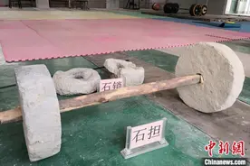 用水泥和钢管自制“杠铃”石智勇家乡走出多位举重冠军图片