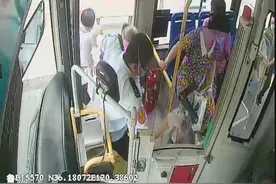 青岛364路公交司机搀扶老人上下车 暖心举动获点赞图片