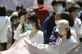 记者带你看千佛山相亲大会报名现场！好多小哥哥小姐姐视频封面