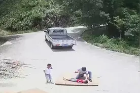 两小孩马路中间玩捉迷藏被车压伤 肇事者竟是亲生父亲！视频封面