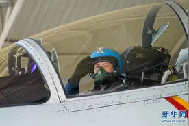 在习近平强军思想指引下·我们在战位报告｜划出中国海军的“航母战斗机时代”——记“航母战斗机英雄试飞员”戴明盟图片