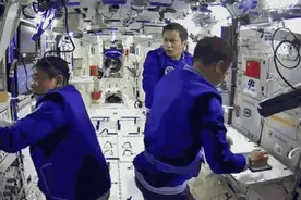航天员在太空怎么喝茶图片