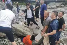 男孩河道玩耍被1吨重巨石压住 村民开挖掘机相救，婉拒家长红包感谢图片