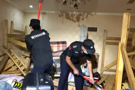 对群租说“不”！上海一别墅内摆满床位，一数竟住了45人视频封面
