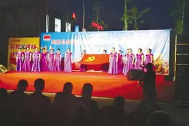 乡村大舞台 老人展才艺图片
