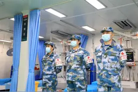 争分夺秒“救战友”——南部战区海军某勤务船大队组织海上医疗救护训练掠影图片