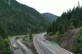 汶马高速泥石流路段恢复双向通行图片