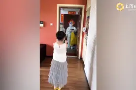 眼泪瞬间破防！郑州封闭小区小女孩门内跳舞，门外医护鞠躬致谢图片
