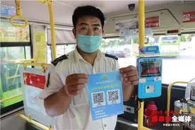 @泰城市民！乘公交请主动配合出示健康码 便捷“导引图”帮助乘客快速亮码乘车图片
