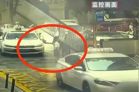 贵阳女子怕迟到，站道闸下让丈夫开车快速通行被砸，保安一句“活该”引冲突图片