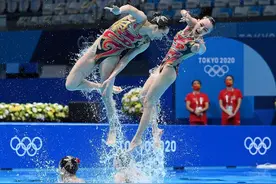 出水芙蓉！中国花游姑娘们团体赛摘银图片