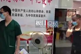 做核酸检测巧遇驰援的儿子，见儿子累得全身汗透，父亲忍不住哭出了声图片