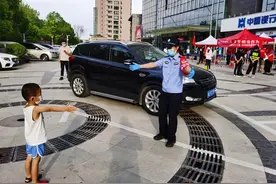 孩子与妈妈隔空拥抱 在郑州核酸检测现场执勤的女民警生日愿望实现啦图片