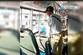 62岁大妈坐公交拒戴口罩还动刀子！司机挥出一拳……图片