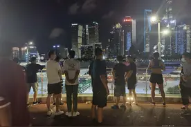 上海外滩游艇起火已扑灭，目击者：曾冒烟七八分钟，烧了约一个小时图片