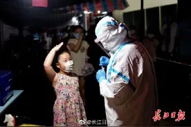小学生核酸检测后向医务人员敬队礼 她的梦想是长大后当医生图片