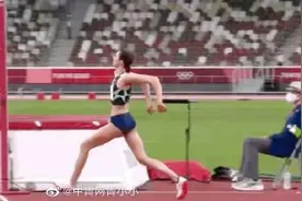 俄罗斯跳高冠军跪地痛哭图片