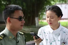 两位双目失明的英雄，这一刻相拥…图片