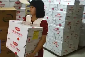 湖南17岁女生考上北大，暑假打两份工：想感恩妈妈，为家里分担一点图片
