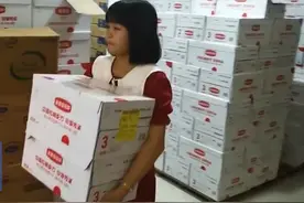 湖南17岁女生考上北大，暑假打两份工：想感恩妈妈，为家里分担一点图片