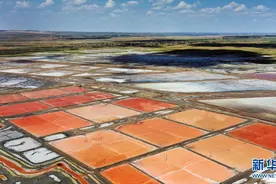 五彩斑斓的陕北盐湖群图片