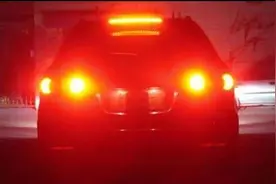 毒贩把自己的拳头撞破，叫嚣“我有艾滋病，谁敢上！”图片