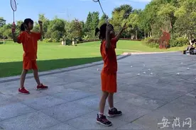 全民健身日｜姐妹俩同报羽毛球班 没想到有如此活力图片
