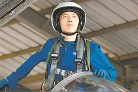 最美新时代革命军人风采丨邱麟辉：“双料王牌”的领飞航迹图片