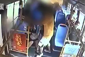 有空位不坐专挨着女乘客 男子屡伸"咸猪手" 被抓图片